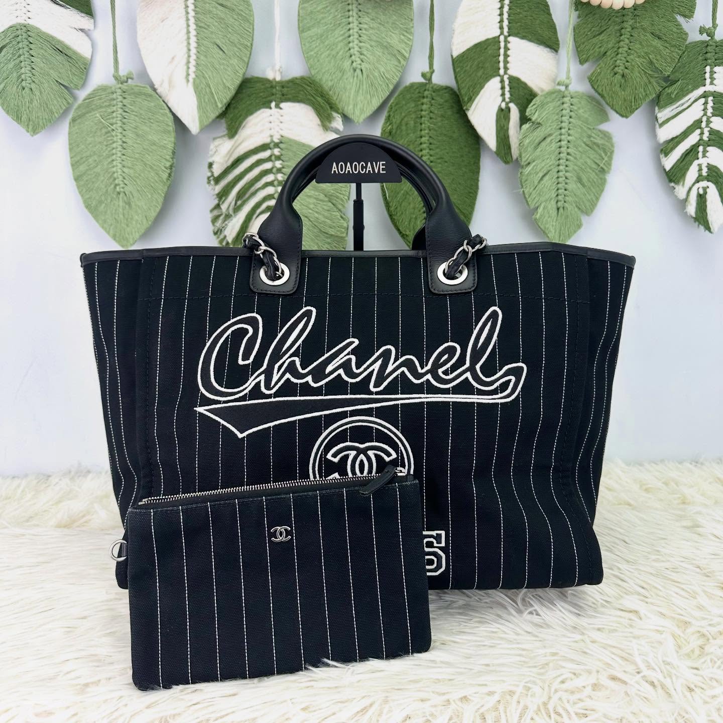 CHANEL 🤍PRE OWNED 23P Deauville 黑白色銀扣沙灘Tote bag 晶片款🖤 