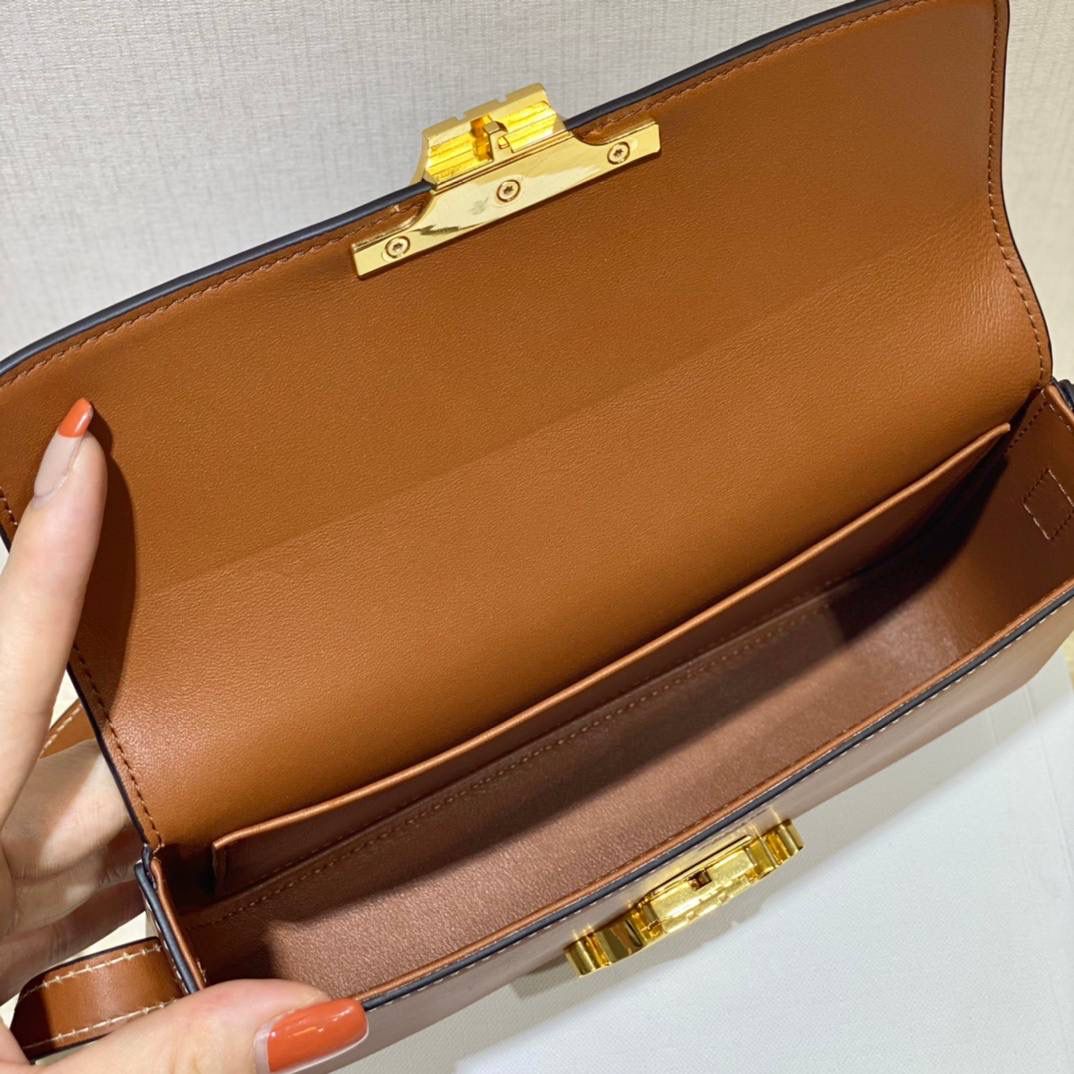 🔥大货实拍图 𝗖𝗘𝗟𝗜𝗡𝗘 ♥ 𝗧𝗥𝗜𝗢𝗠𝗣𝗛𝗘 𝗦𝗛𝗢𝗨𝗟𝗗𝗘𝗥 𝗕𝗔𝗚 感觉这两年𝐂𝐞𝐥𝐢𝐧𝐞是不是打开了任督二脉！出的包是越来越绝了！新款凯旋门腋下包简直惊喜爆棚！确认过眼神是我想要的包！必须要拥有的那种❗️型号：194143 尺寸：20*10*4cm