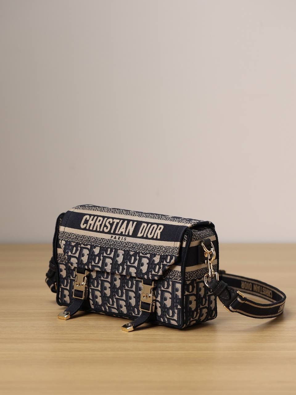 小号 DIORCAMP 手袋👜✨ 蓝色刺绣 Oblique 印花 这款小号手袋通体饰以蓝色刺绣 Oblique 印花，搭配“CHRISTIAN DIOR”标志翻盖和运动风格“CD”搭扣提升格调。 正面饰以“CHRISTIAN DIOR”标志 “CD”搭扣 可拆卸、可调节的肩带 内含防尘袋 尺寸：23 x 15 x 8 厘米