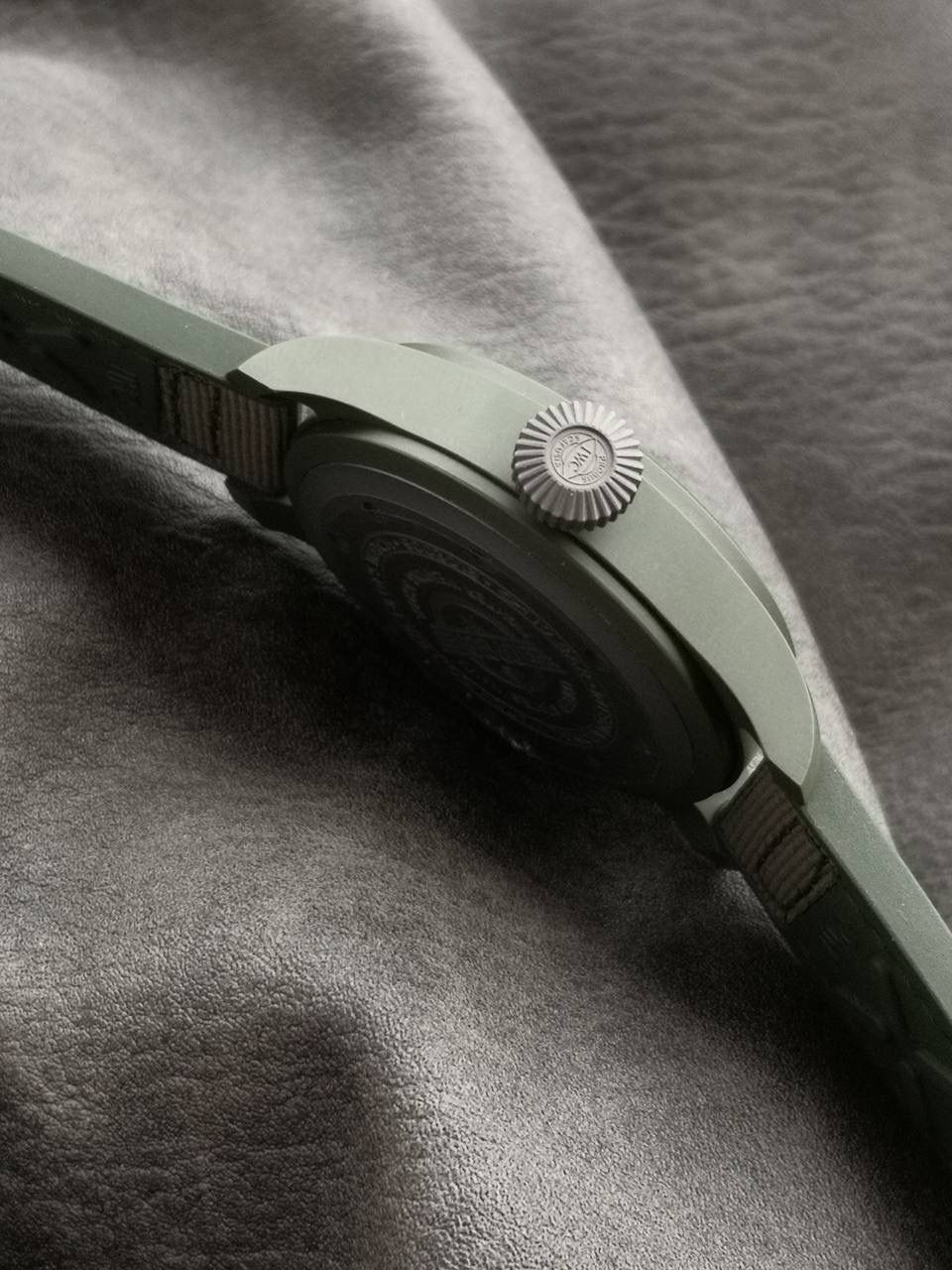 IWC 万国 IW3298-02 「森林绿」——全新材质打造，重磅登场 这款万国在巴塞尔表展只展出20枚，就被表友抢光，至今全球仍延迟上市。 我们通过巴西表友，在表展溢价30%才入手一枚，以此开版研发。 经过多次调试，联合日本粉料厂商，做出和正品一致的森林绿气化氧化锆陶瓷表壳，高温烧制后颜色均匀、韧性好、耐摔。 同时顶级字面厂同步制作表盘与指针：表盘森林绿配色，白色数字带细微绿丝，指针颜色与夜光效果均和正品一致。