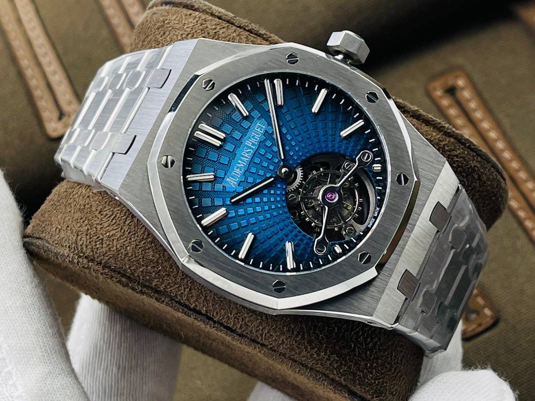 爱彼A P皇家橡树陀飞轮精品腕表 升级细节🔥 1⃣️独家订制Cal.2924机芯，动力储存68小时！ 2⃣️腕表依旧保留的八角形表圈、标志性的六角形螺丝以及经典表带！ 3⃣️皇家橡树系列超薄陀飞轮腕表在经典的“Tapsisserie”格纹上进行再度创新，形成了新的格纹“Tapisserie Evolutive”！熟悉又陌生的表盘格纹装饰带来全新观感，成为这款腕表的点睛之笔。 4⃣️表壳直径为41毫米，厚度为11.2毫米！