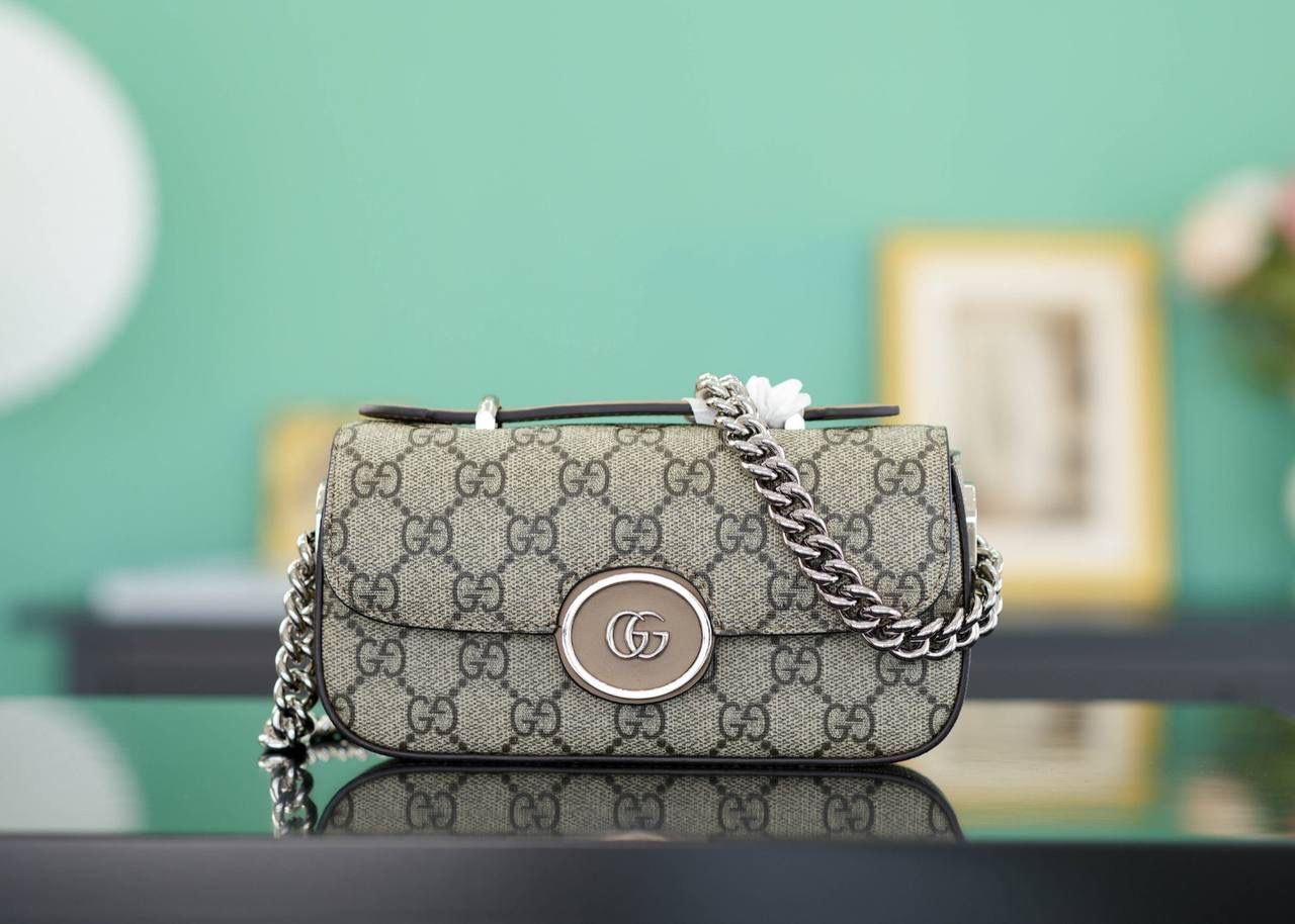 🥯Petite GG系列超迷你手袋 18cm 正品售价¥12.000 GG全新推出的长形包包，轻快又好背 包身硬挺，简单利落很大方~超迷真的特别小巧精致 官方款号 760194 尺寸：18.5x10x4cm