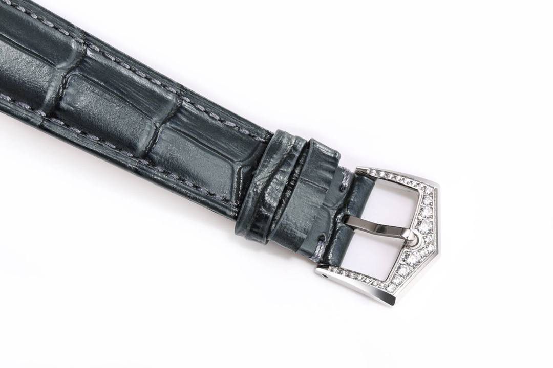 百达翡丽复杂功能时计系列4947R/4947G、4948R/4948G首次亮相！ 搭载百达翡丽324S QA LU自动上链机芯，拥有品牌专属的百达翡丽印记(PP字样)认证，保障卓越的性能。 意大利牛皮表带，以手工缝线装饰，优雅、大方。原装针型表扣，璀璨的钻石沿边缘镶贴，与镶钻表壳相应。 喜欢百达翡丽也许真正意义上喜欢腕表，而仅仅为了去往梦里最美的深处。😍😍