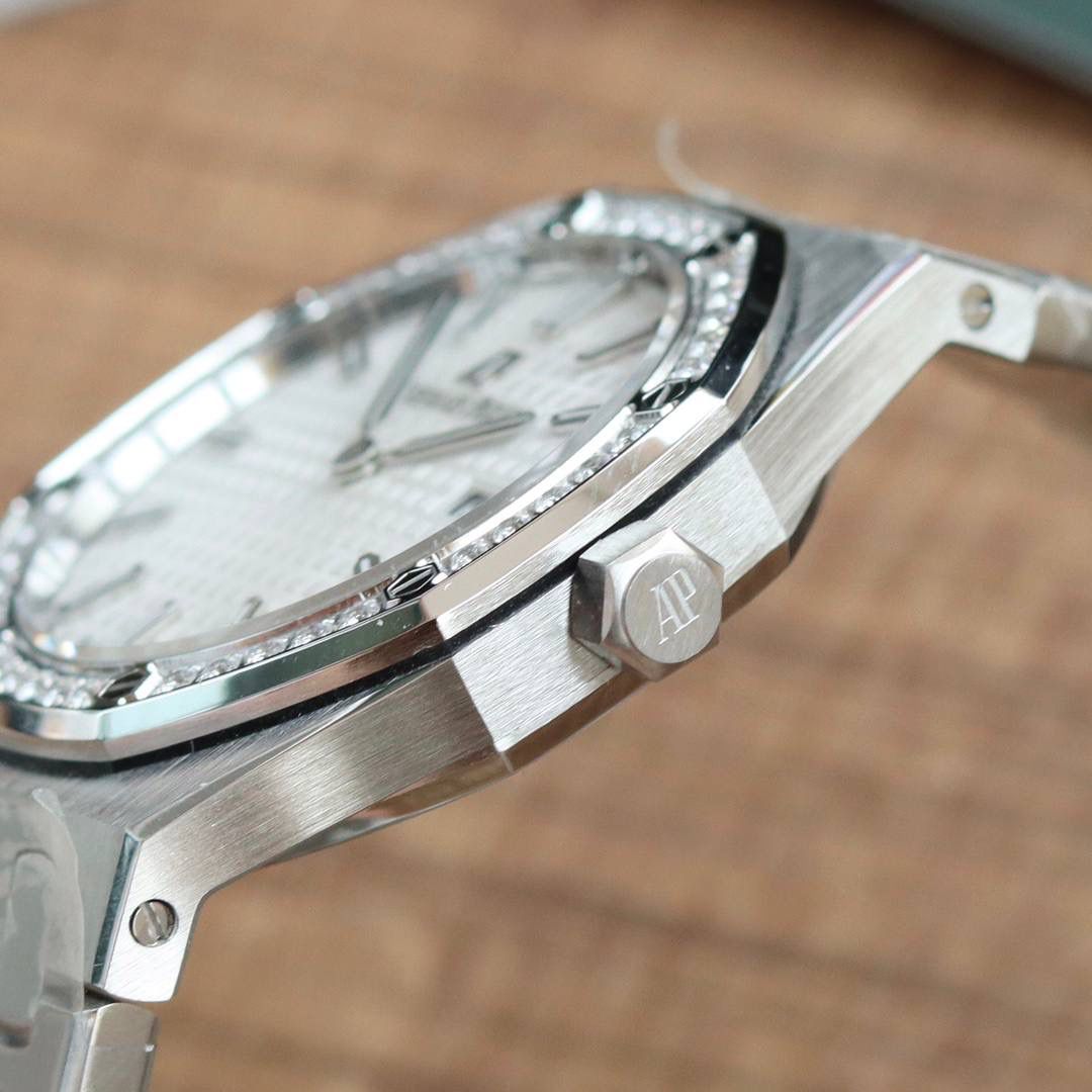 🚀原单AUDEMARS PIGUET爱彼 皇家橡树系列67女士石英腕表 独家原版拆解开模 所有配件均可原版互换使用，搭载原装瑞士F04111石英机芯。走时精准！全程CNC打磨，多次校对调整版型，棱角分明。表壳直径33MM,多边形状表圈与表壳精密相合，表圈以六边形螺丝栓固定在表壳上（圈口镶嵌精美施华洛世奇钻，璀璨夺目）表带链节精致规整，链节经过上百次细致的打磨处理，呈现出完美的纹理。折叠式表扣开合简单，佩戴方便。腕表表耳处呈弯折状，可以保证腕表与腕部更加贴合。表盘镌刻“Grande Tapisserie”大方格纹装饰，搭配荧光立体时标和皇家橡树指针，宽大的指针和时标让读时简单清晰。三点位置日期显示窗口，以阿拉伯数字显示。腕表为密闭表底，表底上镌刻皇家橡树系列的英文名称“Royal Oak”字样✨🔥