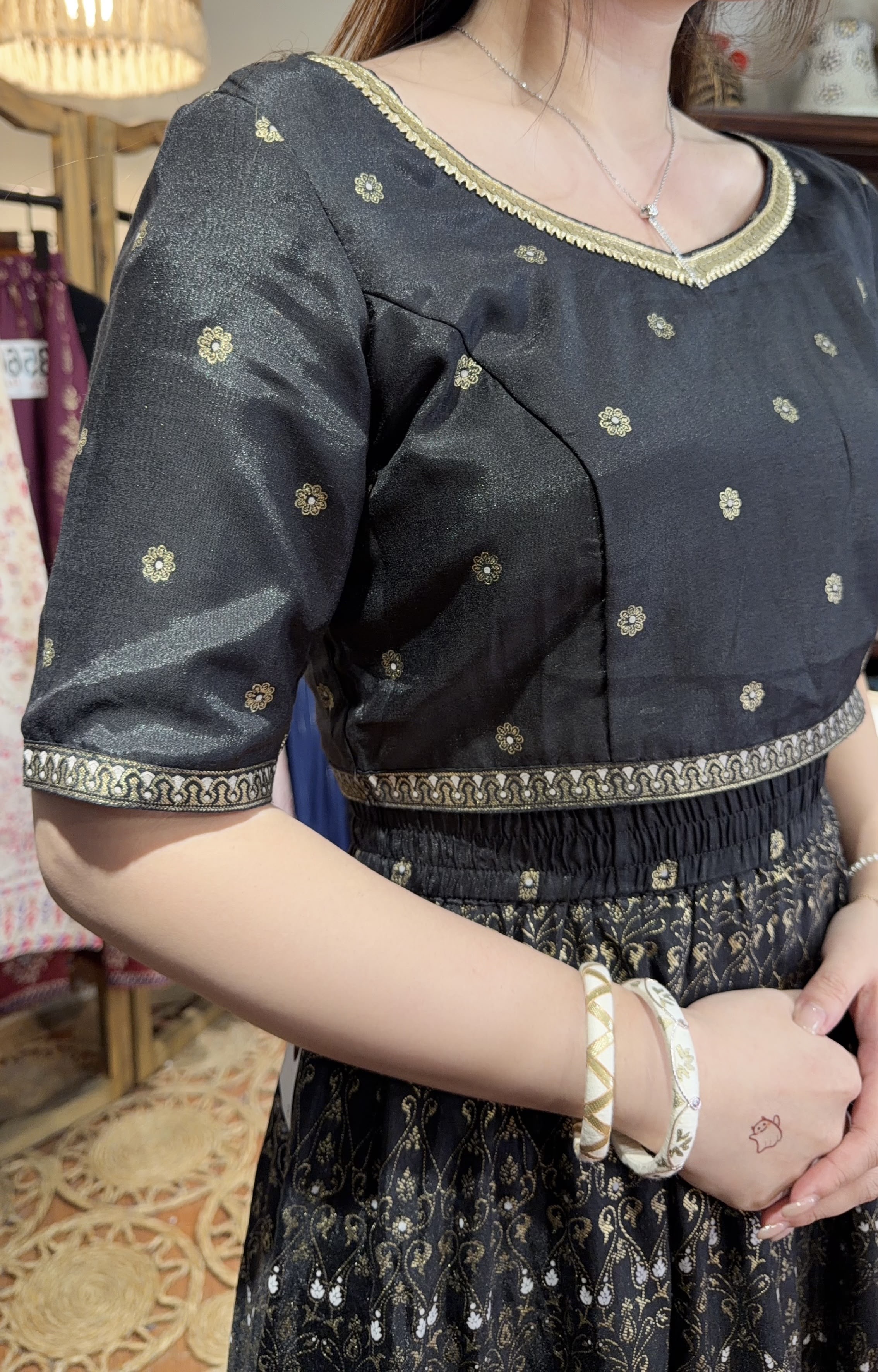 3563 Black Golden Stampling IN Cropped top