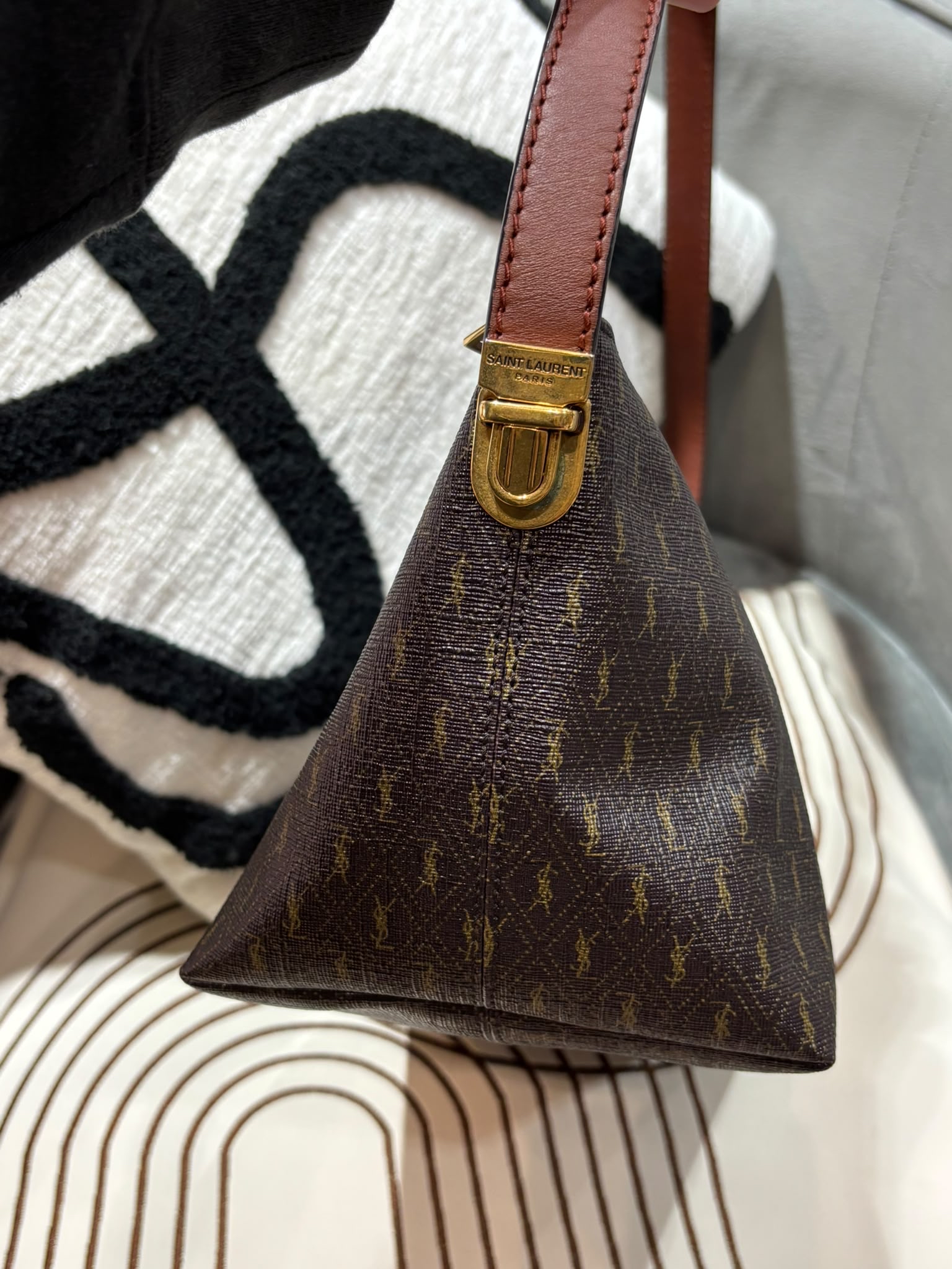 Saint Laurent monogramme ysl hobo bag  100%Authentic, 95%new