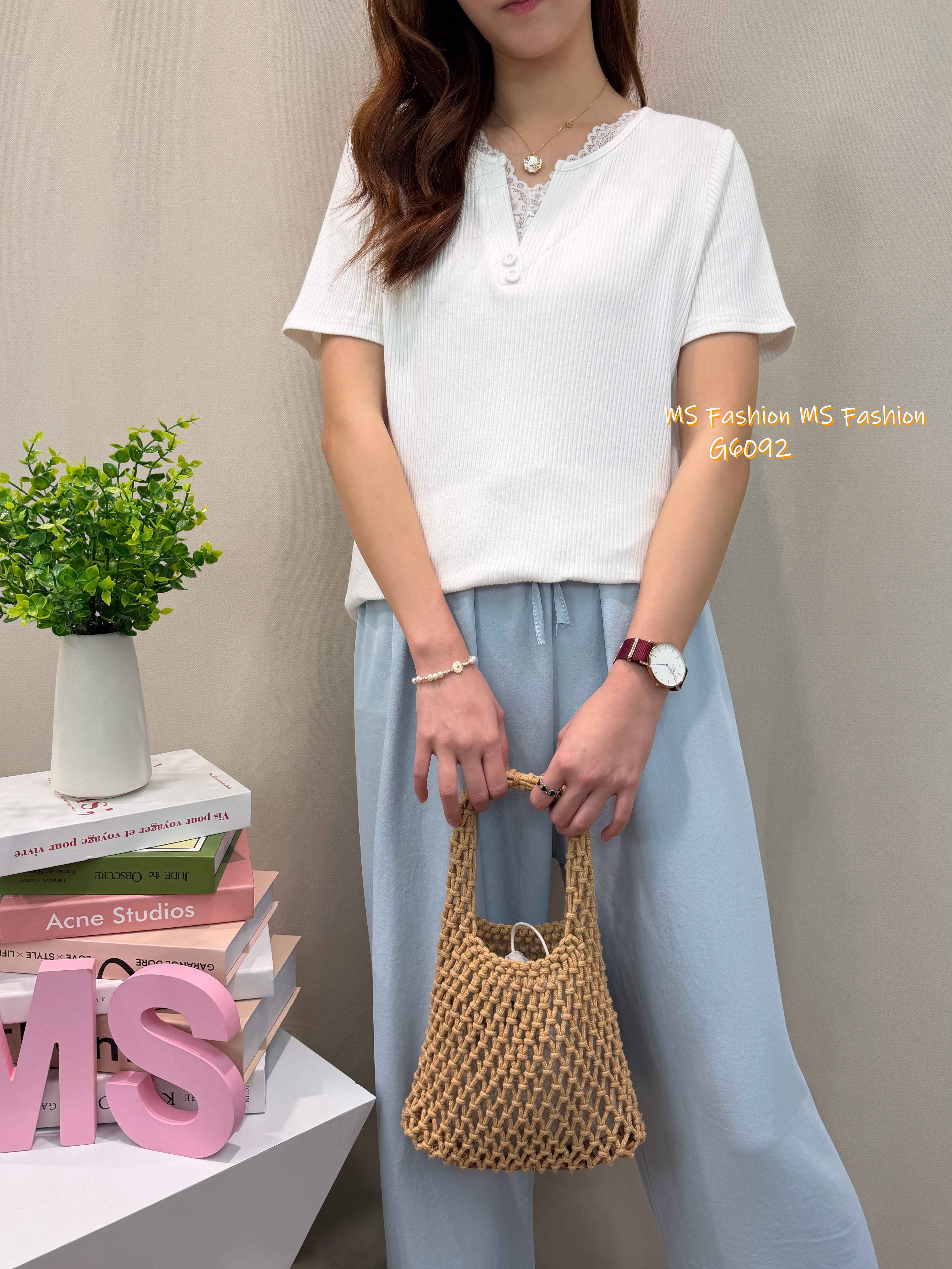 G6092 韓國🇰🇷直紋V領拼lace top