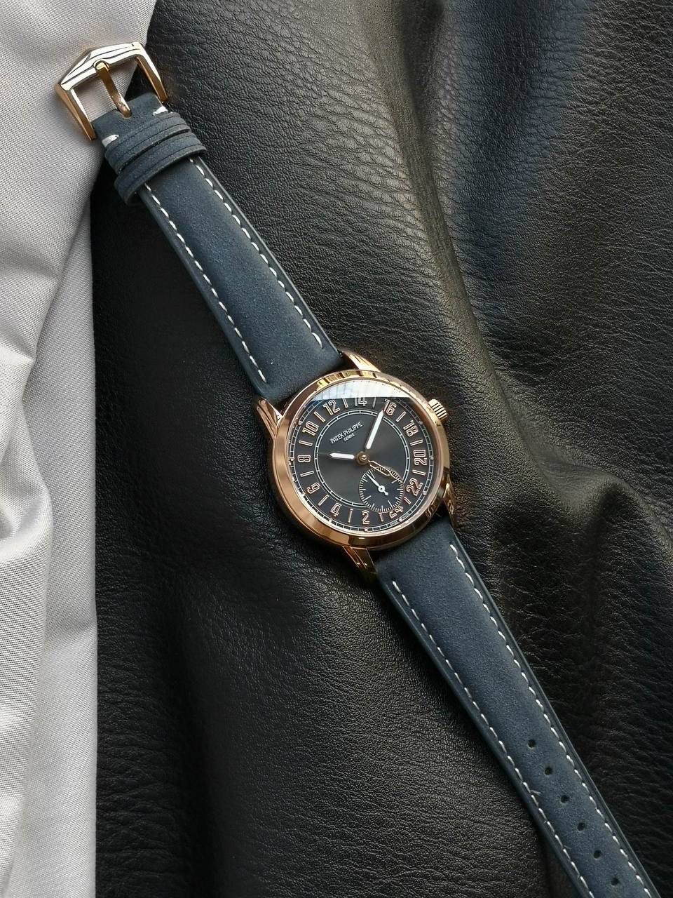 百达翡丽复杂功能系列5224R-001重磅登场，复杂时计腕表，以超复杂的工艺技术打造休闲运动腕表。 机芯采用复刻版31-260 PS FUS 24H自动上链机芯，在实现外观的逼真前提下，功能一并完美诠释。 改装大师独立制表人，倾情参与定制改装表盘颜色，给予独一无二的腕表增添有趣的灵魂！ 匠心力作 欢迎各位表友品鉴！