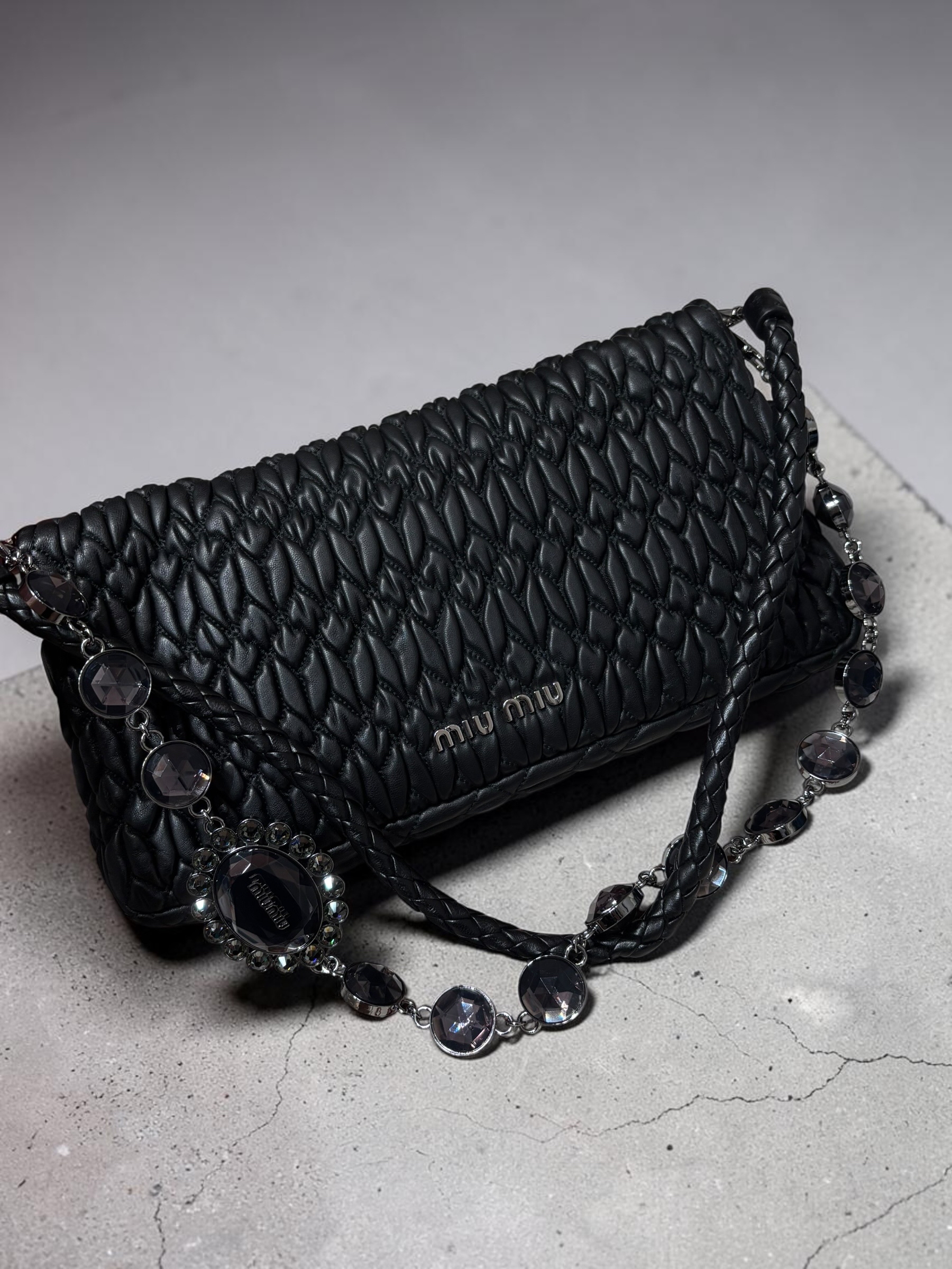 Miu miu shoulder bag  100%Authentic,95%new ✅dust bag   Size: W28*H14*D4cm
