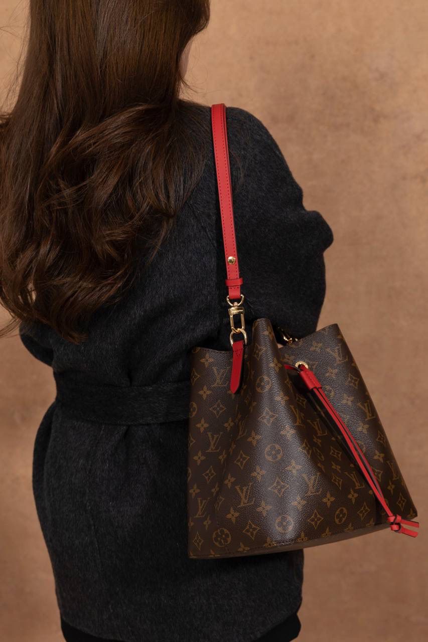 LV水桶包🎀 尺寸 26×26×17.5cm▪️ 这是很多人入门都会选的经典款，超受欢迎！原本在 1932 年是用来装香槟的酒袋，现在变成超时尚的水桶包，经典到不行，被叫“经典之王”一点都不过分😍💯