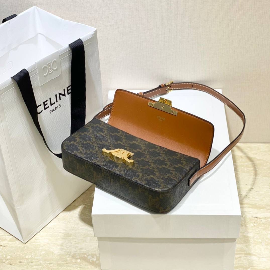 🔥大货实拍图 𝗖𝗘𝗟𝗜𝗡𝗘 ♥ 𝗧𝗥𝗜𝗢𝗠𝗣𝗛𝗘 𝗦𝗛𝗢𝗨𝗟𝗗𝗘𝗥 𝗕𝗔𝗚 感觉这两年𝐂𝐞𝐥𝐢𝐧𝐞是不是打开了任督二脉！出的包是越来越绝了！新款凯旋门腋下包简直惊喜爆棚！确认过眼神是我想要的包！必须要拥有的那种❗️ 型号：194142 尺寸：20*10*4cm