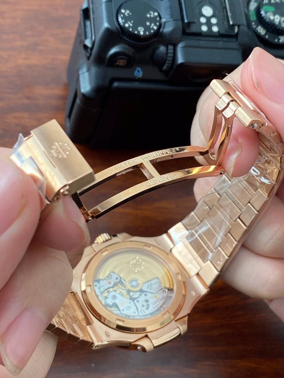 鹦鹉螺市场独家专用机芯，升级无噪音刻字版原版机芯🔥🔥 详细升级解读: 1.升级机芯全部精雕刻字，清晰不磨损，纹理做到极致。 2.升级自动陀片，采用瑞士超精密轴承，业界史无前例的安装陀片工艺。做到百分百降噪音。 3.原版机芯，无假夹版，无假摆轮，无假红宝石。WY-3k厂完整的复刻出3.3毫米的绝版高品质324SC机芯. 4..升级表盘刻度夜光超亮，而且整体做到和谐一致同步亮度。 5.鹦鹉螺经典蓝盘，目前改进与正品一致的颜色，秒杀其他工厂的表盘细节和做工。 6.日历窗口每一只手表做了水平正位，不出现偏斜遮挡。 7.把头调节档位顺畅度的多次调试，调试到最佳状态。使得升级版手雷调校时间和上链的手感畅顺 8.升级了整个手表厚度8.3毫米，完美实现全网最薄机械表，等同原装厚度。佩戴起来舒适无比。 9.重点强调324Sc机芯顺时针调日历，也就是由上往下调日历。注意辨析和正品一致。 10.调节时间的时候，拉表冠二挡。大秒针是不停止的。和正品也是一致。
