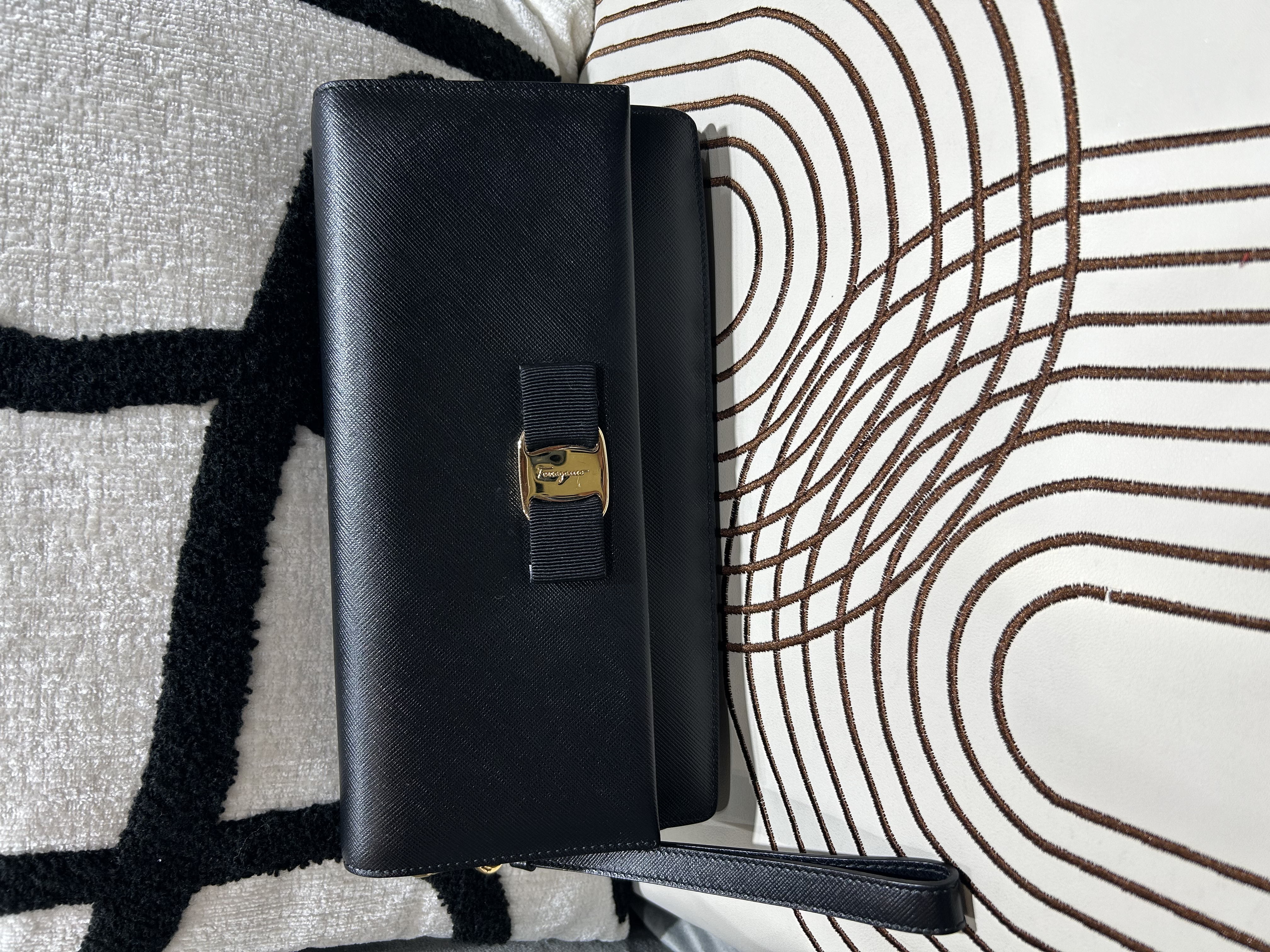SALVATORE FERRAGAMO Miss Vara Clutch 黑色十字壓紋皮革Black Saffiano Leather 100%Authentic, 98%New ✅Dust bag