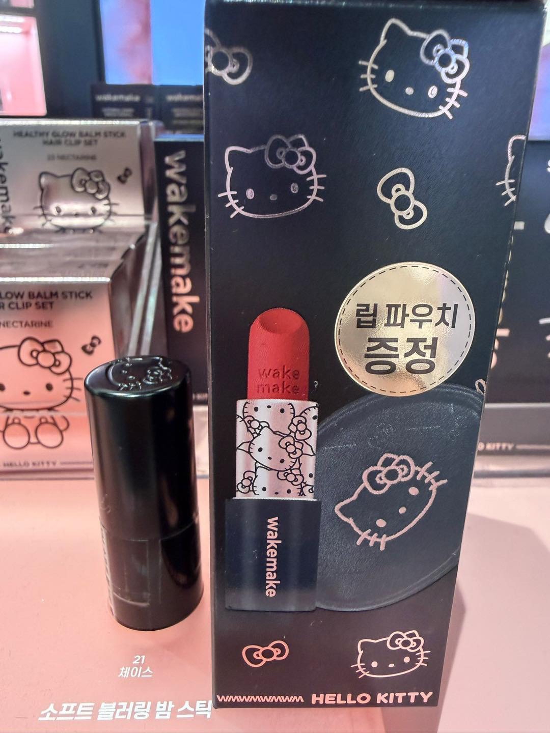 （約5月頭到貨）🇰🇷韓國人氣 WAKEMAKE x Hello Kitty 黑色限定版聯名組合 唇膏連唇膏袋 （21色）💕
