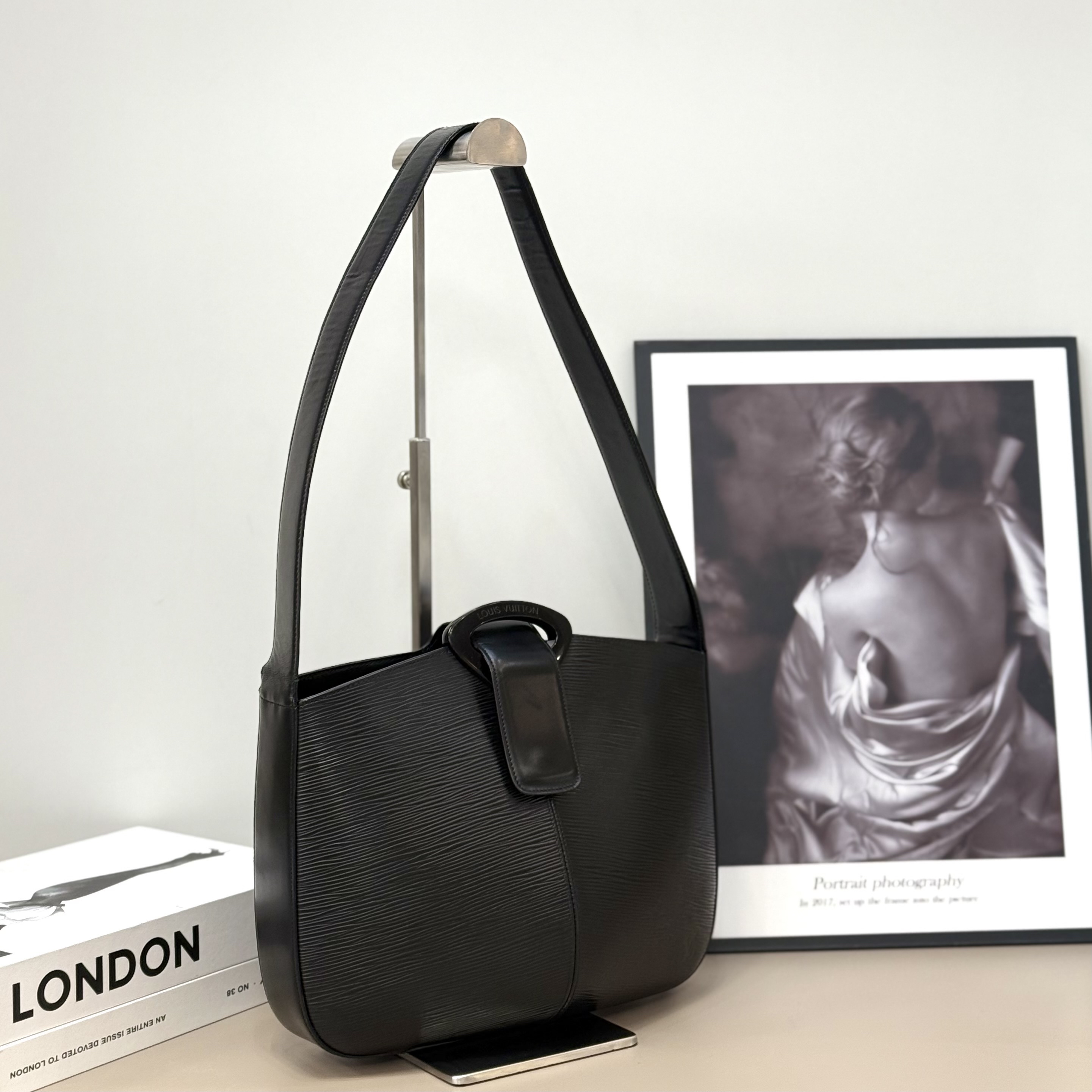 【預訂貨品】LV黑色EPI水波紋貝殼包 