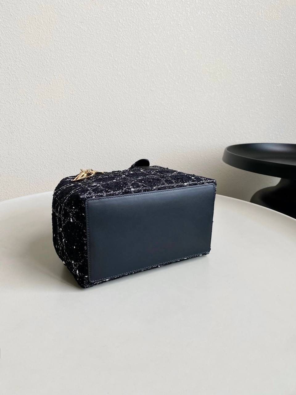 🈶粗花呢小号 𝗗𝗜𝗢𝗥 𝗧𝗼𝘂𝗷𝗼𝘂𝗿𝘀手袋，新材质 工序繁琐多股线绣黑白粗花呢藤格纹理 带着十分的诚意开发的这系列 那种低调高贵气质就很抓人，喜欢死了 我个人觉得比小香的花呢更年轻化 比想象中多了酷飒感且慵懒调调 解开卡扣从方包变成托特大包，真绝了 内置还配有小皮袋，可拆卸单独使用 重点手腕处是能调节长度，可腋下可手拎 请焊在我手上！带你大杀四方的一只 23×15×15cm，#m1292m