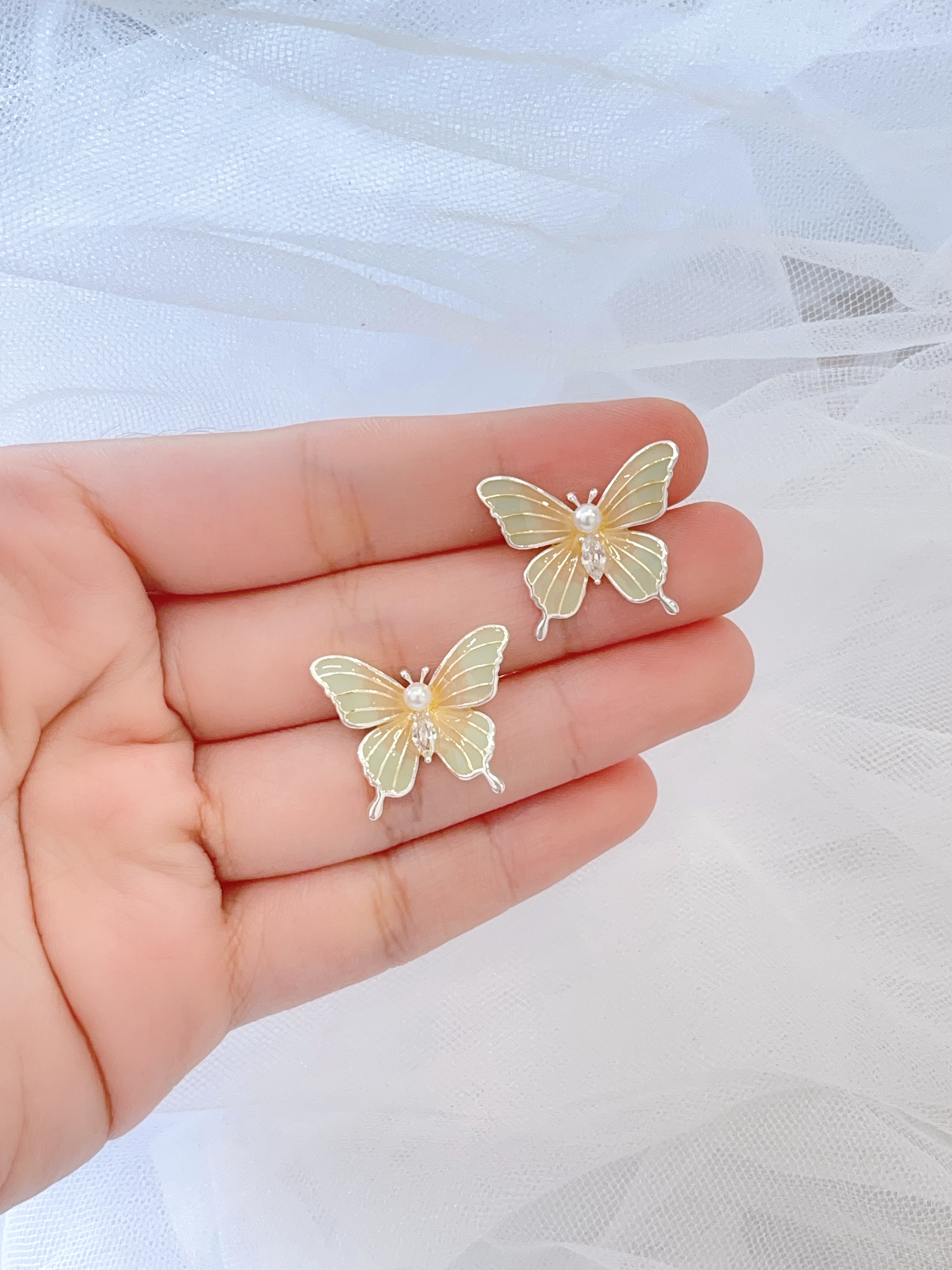 绮彩薄翼系蝴蝶耳环