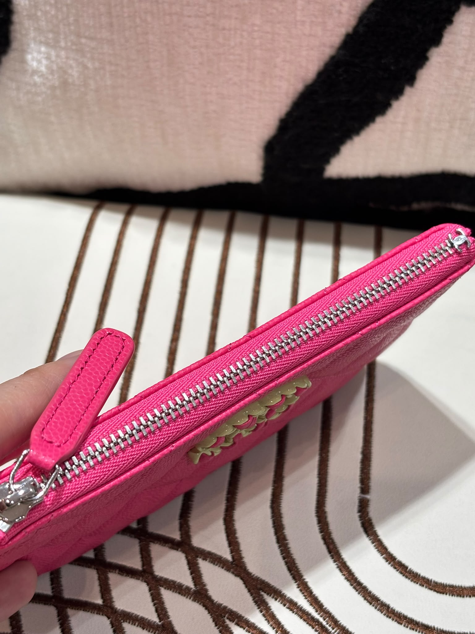 未使用品 Chanel 19 Mini Zip pouch 荔枝牛皮 100%Authentic,未使用unused ✅晶片貼✅塵袋