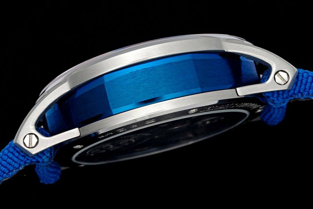 🚀爱彼最新款陀飞轮镂空腕表Code 11.59系列 Ref.26600 推出双拼色复杂动感结构表壳。全新标志性双曲面水晶玻璃带来独特的视觉体验！💯 亮点1、匆匆一瞥无法体现 Code 11.59 系列的复杂性和令人印象深刻的工艺。它看似圆形的表壳搭配纤薄的表圈，实则为大胆、并置的建筑形状的多面融合。为向品牌标志性皇家橡树表圈致敬，表壳中层为八角形，配有厚拉丝表带和抛光倒角。表耳也采用拉丝表面和抛光斜面，呈镂空设计。衔接表圈和底盖上，拱起保护着表壳中层。表壳中层与表圈、表耳和底盖之间的对比凸显了表壳的精致结构，表壳直径为 41 毫米。 亮点2、表盘由拱形双曲面蓝宝石水晶镜面保护，镜面高于明亮的抛光表圈，镂空陀飞轮机芯一览无余。定制AP 2948 型机芯是一款多层手动上链陀飞轮机芯，垂直排列的机芯，陀飞轮位于 6 点钟位置，发条盒位于 12 点钟位置，为镂空带来令人愉悦的对称性。机芯优雅弯曲的桥板采用三种不同的灰色调，突出了深度，并与浅灰色发条盒和齿轮系形成鲜明对比。内包头粒尼龙/皮表带，配小牛皮衬里 配备AP 针扣。