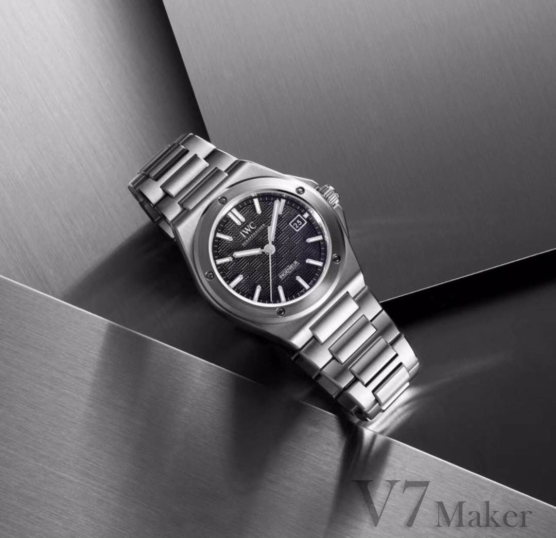 V7厂 七星推荐之 Ingenieur工程师腕表 IWC 在2023年 Watches & Wonders Geneva 推出新一代 Ingenieur 工程师腕表，由杰罗尊达设计，回归复刻 Gérald Genta 1970年代设计的经典之作 Ref. 1832。 40mm 表壳融合垂直拉丝、环形拉丝及镜面抛光工艺，精心重构的线条呈现更柔和流畅的轮廓。厚度为10.7mm。 表圈由5颗螺丝紧紧固定，表耳细节及H形表链采用更符合人体工程学的新设计，能够更舒适贴合手腕。