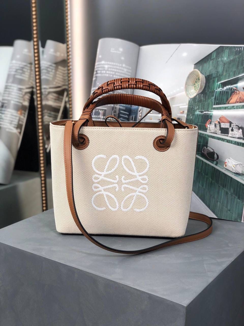 * 𝘈𝘯𝘢𝘨𝘳𝘢𝘮 𝘛𝘰𝘵𝘦 𝘔𝘪𝘯𝘪 挺阔有型的迷你小可爱.😍 尺寸：22-19.5-9cm 编码：652152 颜色：白色布配棕色皮 又出mini size啦，轻巧可爱又舒适，容量还是一样很能装，雨伞水杯轻松容纳！ 新增长肩带，还有更多背法等你解锁哦🔓