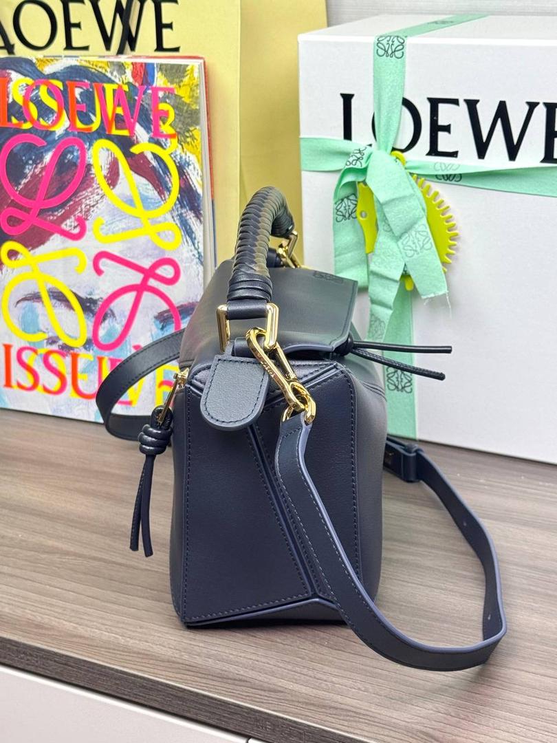 🎈最新编织手腕𝙋𝙪𝙯𝙯𝙡𝙚 ——【深墨水色/深卡其】 尺寸：𝟐𝟒-𝟏𝟎.𝟓-𝟏𝟔.𝟓𝐜𝐦 编码：062405 【配全套礼盒】 ♥️以罗家经典几何设计，搭配独特的编织手腕，绒面内里。 ♥️容量大，经典百搭，可拆卸肩带，有单肩，斜挎，手提等多样化背法。随性时髦洒脱，实用性强。 ♥️独家背景➕独家品质➕独家全套砖柜礼盒套装，市场高端品质皆在我手✌🏻