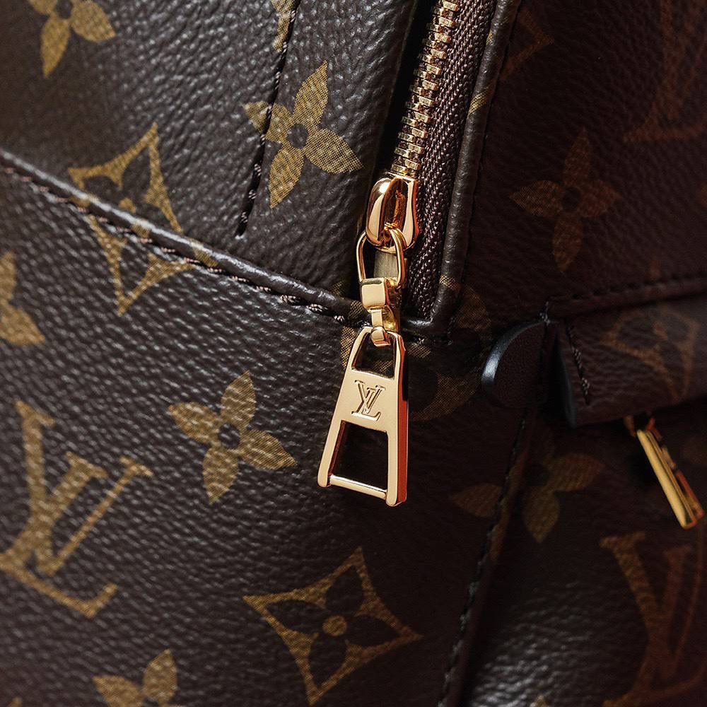 LV Palm Springs 迷你双肩包 🎒✨ 📏 尺寸：17 × 22 × 10 cm 法国原厂料 🇫🇷，全钢五金，做工真的很细～这款把原本普通书包设计，变成时髦又好看的迷你背包 💕经典 老花 Monogram，帅气又百搭，永远不过时 ✨可以当双肩背，也有多种背法，用起来很方便～容量比看起来大，日常出门放东西完全 OK 👍