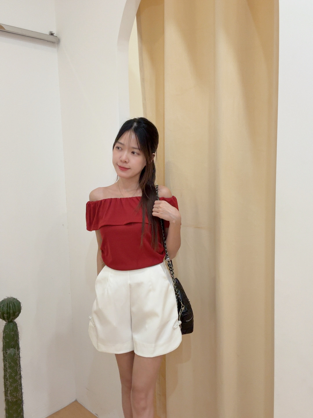 气质荷叶边一字肩修身上衣 R2909