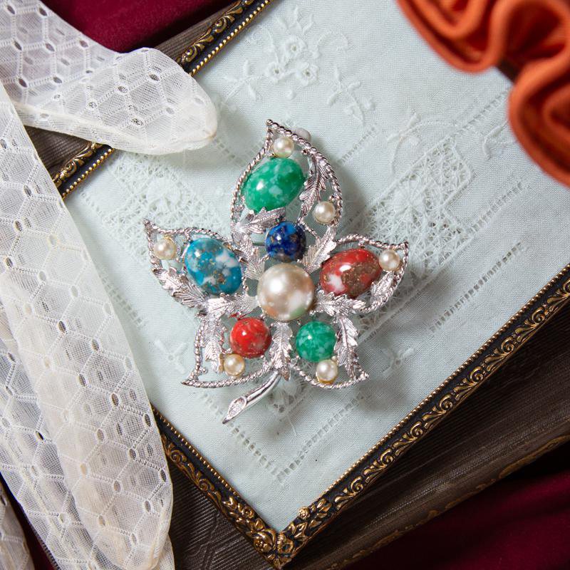 1967 "Fantasy" Sarah Coventry Jewelry Set - Brooch & Clip Earrings (MN339)