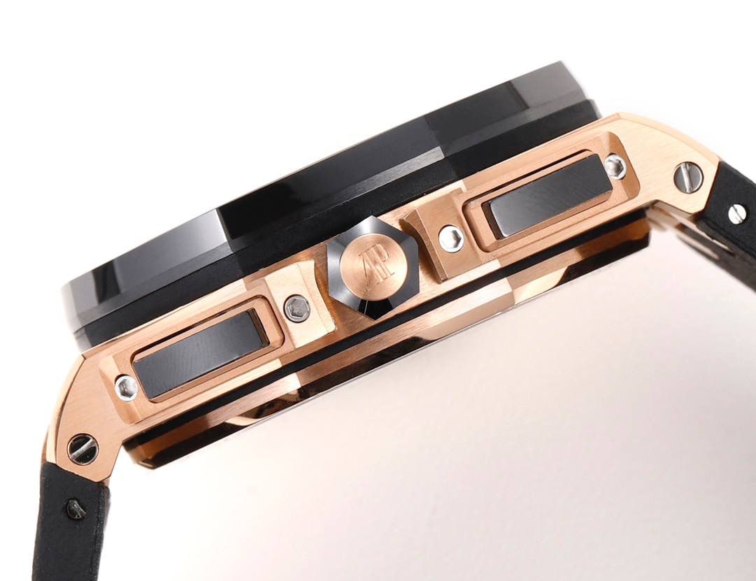 爱彼皇家橡树离岸型横空出世🔥💯引用全新的彩色陶瓷锻造技术，表壳与圈口的选料，不惜重本使用日本进口的氧化锆，无需任何颜料，以超高的压力与超高的温度锻造，形成超高密度的彩色陶瓷，再经过百里挑一，确保每一个成品都与原版毫无色差！CNC级别的打磨，将整一个表壳的边边角角完美处理，即使陶瓷，也做到毫不割手。圈口的拉丝，经过顶级的打磨技术，做到每一丝每一线都毫无断续，每一颗六角螺丝都与表框处在同一平面，拒绝一丝一毫的凸显与凹陷，诠释了何为顶级的复刻工艺！