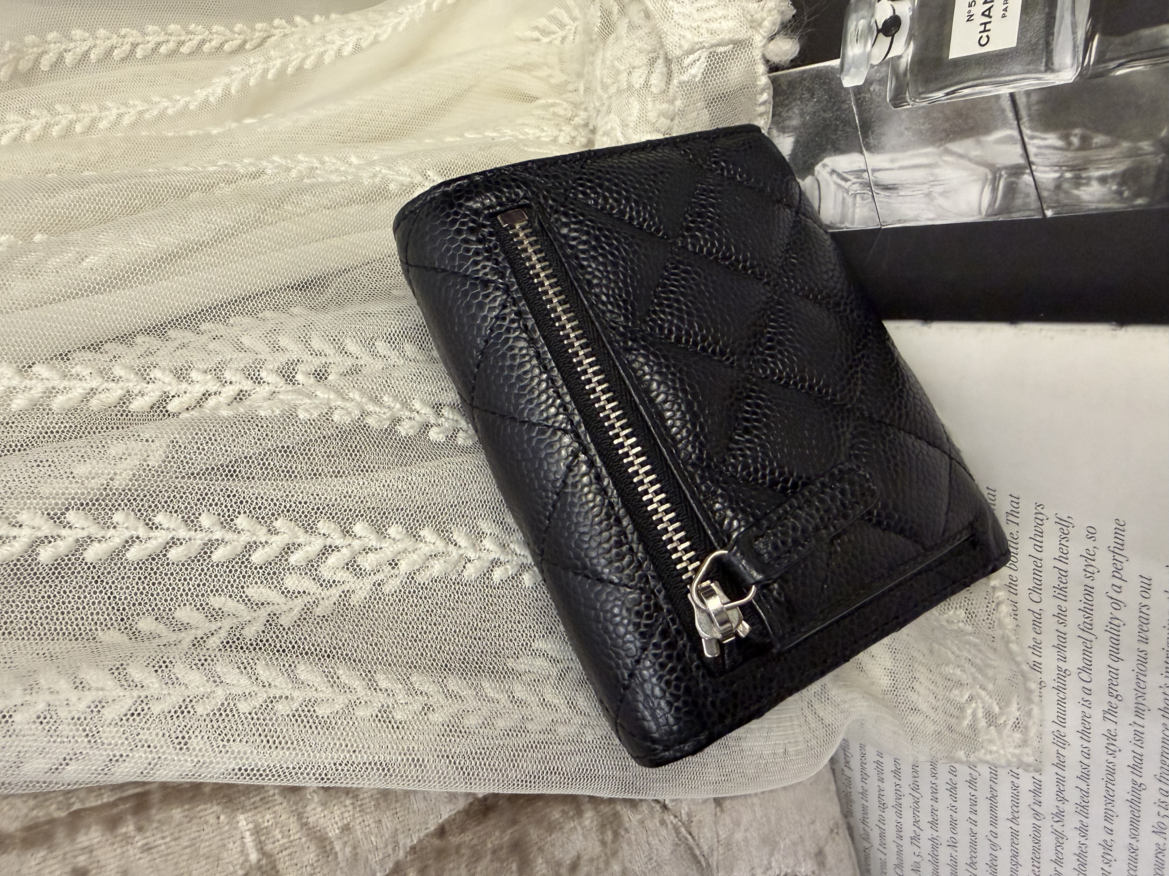 接近閑置 Chanel cc logo black caviar short wallet phw