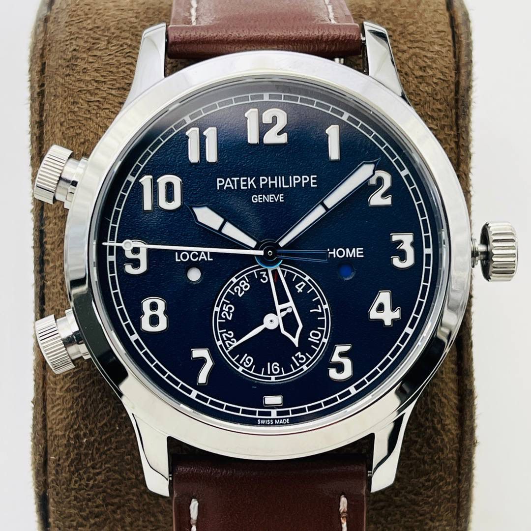 【PP Factory2022匠心大作 墙裂推荐】市场最高版本 百达翡丽双时区功能ref.5524 Calatrava飞行家旅行时间腕表系列惊艳登场！细节方面： 1⃣️【表盘】玫瑰金咖啡表盘和深蓝色涂漆表盘，表面有哑光颗粒质感、精致内敛，阿拉伯荧光涂层字体也同正品一致有立体感，将飞行表易读粗旷的风格渲染到极致。 2⃣️【表壳】同正品一致壳身为42毫米、厚度为11毫米、做工方面也继承百达翡丽的一贯作风、壳身完全镜面抛光处理，光滑细腻、增强其视觉感、在细节方面做到极致。