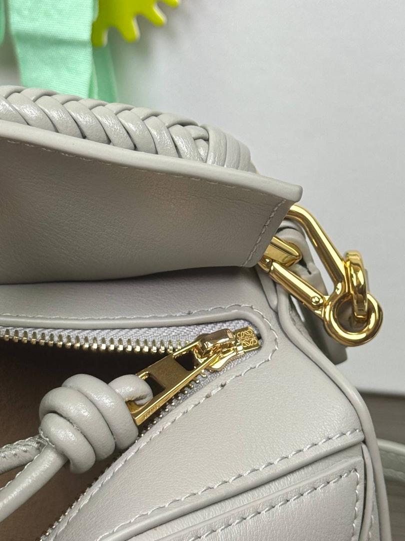 🎈最新编织手腕𝙈𝙞𝙣𝙞 𝙋𝙪𝙯𝙯𝙡𝙚 ——【银灰色】 尺寸：𝟏𝟖-𝟏𝟐.𝟓-𝟖𝐜𝐦 编码：062401【配全套礼盒】 ♥️以罗家经典几何设计，搭配独特的编织手腕，绒面内里。 ♥️容量大，经典百搭，可拆卸肩带，有单肩，斜挎，手提等多样化背法。随性时髦洒脱，实用性强。 ♥️独家背景➕独家品质➕独家全套砖柜礼盒套装，市场高端品质皆在我手✌🏻