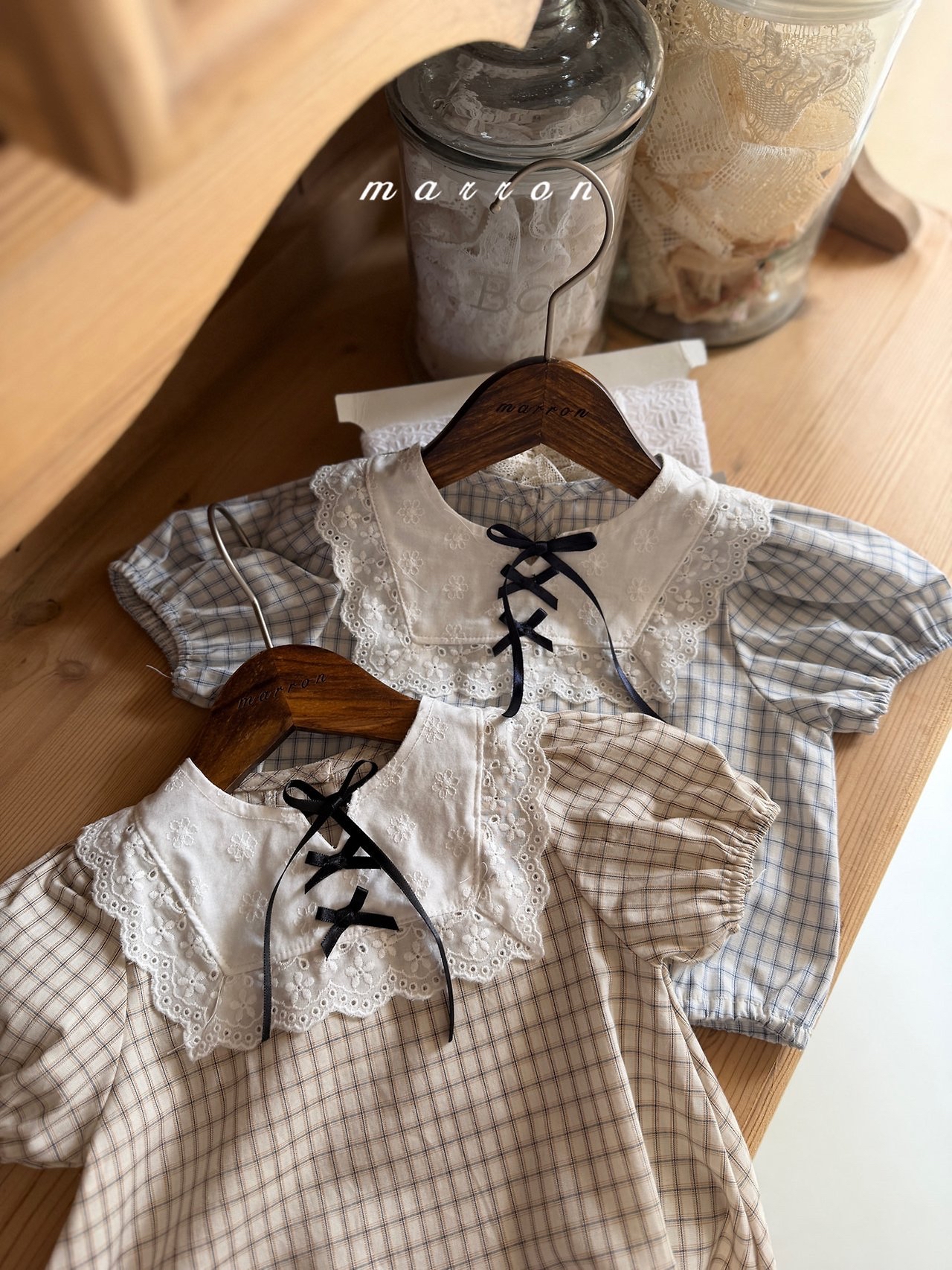 ☀️預訂 韓國直送☀️🇰🇷Marron兩色絲帶蕾絲領格紋泡泡袖包屁衣