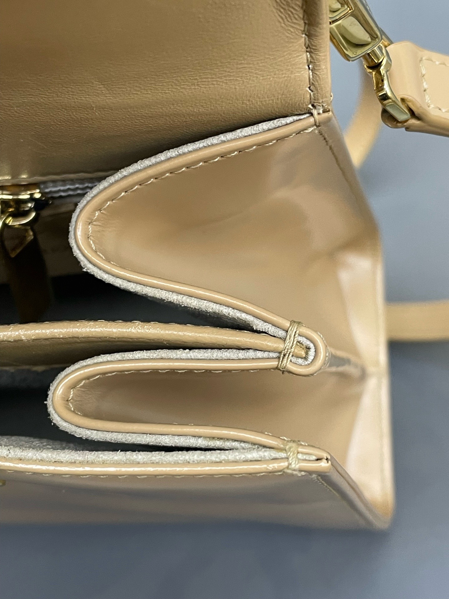 【預訂貨品】Ferragamo現代款奶茶色mini tote