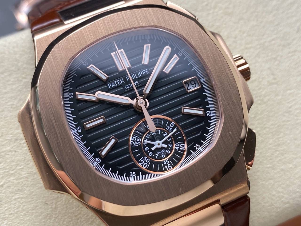 V2版真功能🌐真小秒！3K工厂 百达翡丽鹦鹉螺5980/1A-014多功能计时腕表V2版本，真小秒、真功能！【表壳】腕表尺寸40.5毫米，同正品一致的枕型表壳采用正面拉丝，侧面抛光的两种工艺组合，层次感分明，质感十足。尽显精湛工艺。【表带】采用原装表带一比一量身打造，每节表带的中央抛光部位，都能呈现钻石的形状，尽显高级质感。【机芯】3K厂采用定制版PP.CH28-520机芯，完美还原正品，时分秒，日期，和计时大秒功能。3K匠心之作，欢迎各位表友品鉴🌐