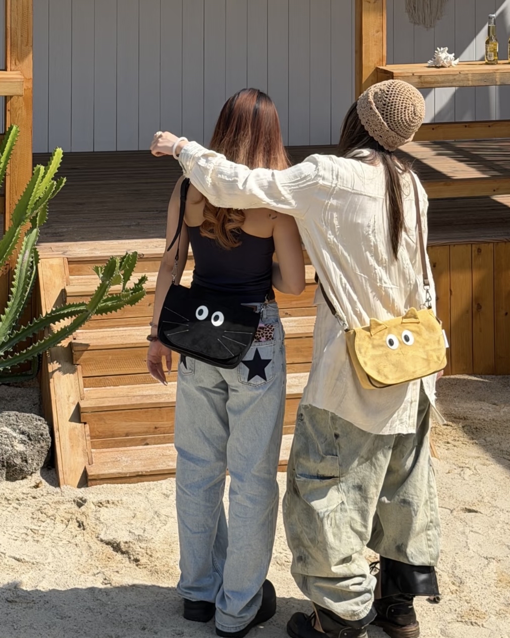 軟糯黑貓與橘貓絨感斜孭袋