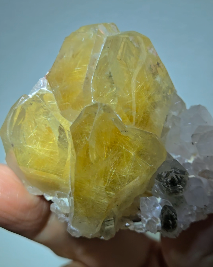 Golden rutilated quartz with chlorite points, rainbows - RT110