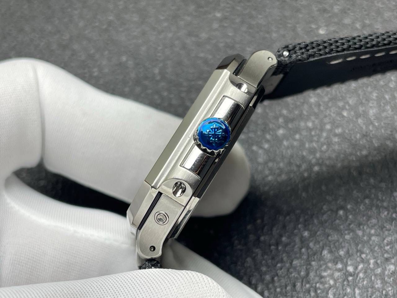 🌐百达翡丽 推出设计与美学： Cubitus 5822P-001表壳尺寸 45毫米（对角线测量） ，这款腕表的心脏是 Caliber 240 PS CI J LU 自动上链机芯🌐