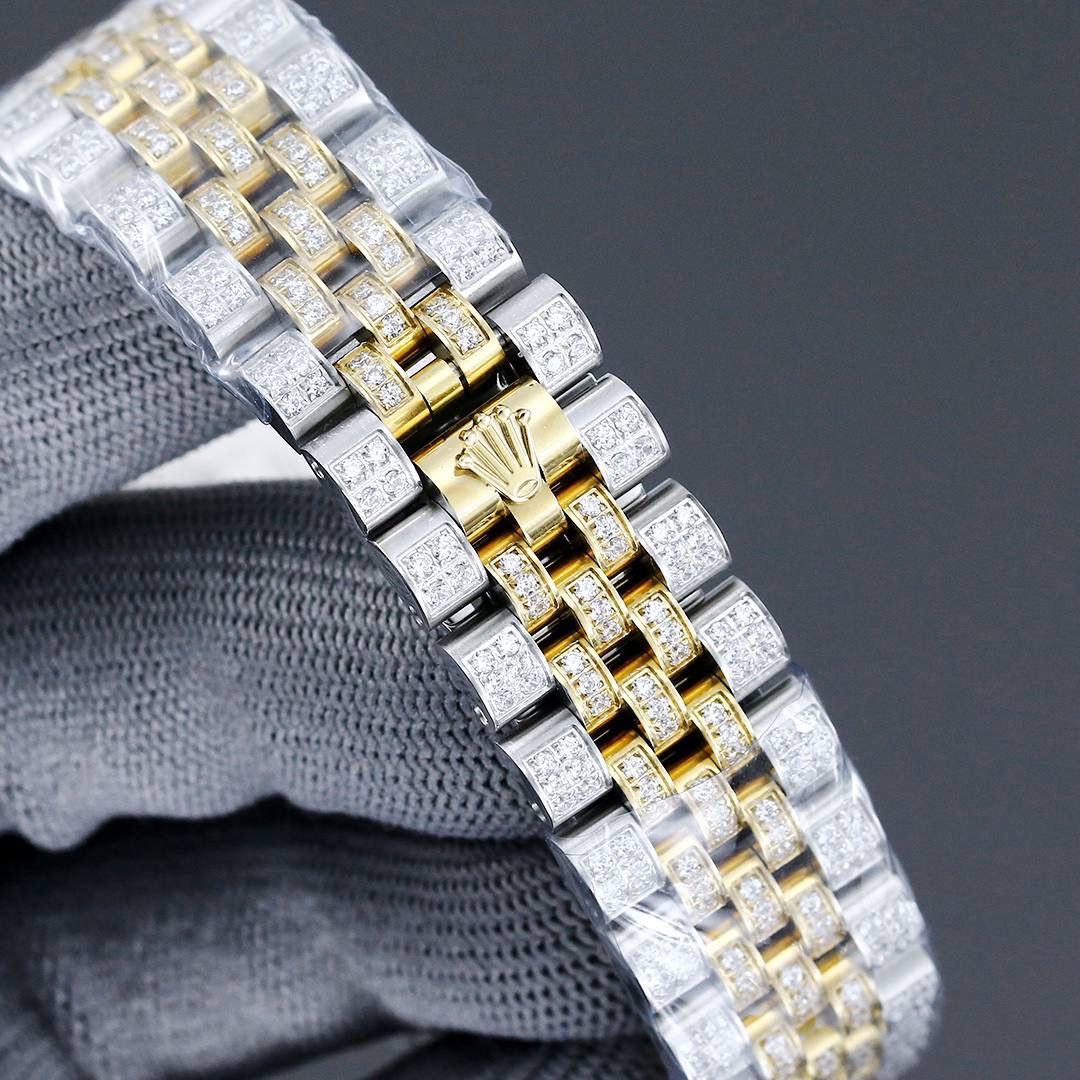 土豪版满钻日志 震撼来袭！ 劳^_^ROLEX蚝式恒动日志系列，堪为宝石镶嵌腕表系列之瑰宝。 永恒黄金腕表镶嵌最珍稀的钻石，充分展现劳力士在宝石镶嵌方面的非凡技艺。 品牌:Rolex劳力士 系列:日志系列腕表 机芯:4813机芯 表带:镶钻精钢表链 尺寸:41mm 材料:316精钢+蓝宝石玻璃✨