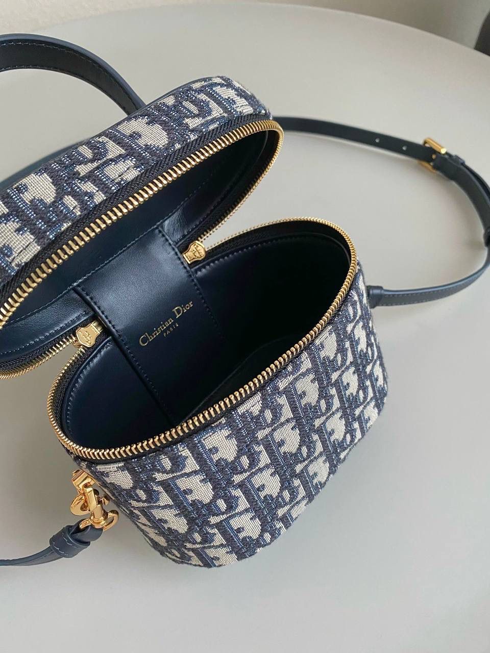 🈶老花蓝小号 𝗗𝗜𝗢𝗥 𝗦𝗶𝗴𝗻𝗮𝘁𝘂𝗿𝗲 𝗩𝗮𝗻𝗶𝘁𝘆 化妆盒 全新系列一出直接萌翻天，很难不火 通常在金属包扣或链条装饰的CD字母 这次当了回主角，直接放大像极了猪鼻子 压印浮雕质感和字母的立体弧度，好高级 成了包身上一眼就能看到的重点元素 手提手柄系个小丝巾，简直不要太可爱 拆卸可调节肩带日常随意搭配出街 小巧不臃肿，都去冲 16×11×9.5cm，#8101m