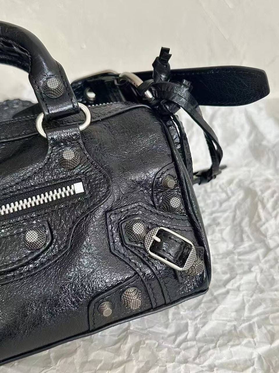 ⏰ ba1enciaga duffle cagole波士顿机车包黑色🖤 机车系列壮哉，又出新款咯～ 这只出来也是一眼爱 波士顿的包型真的不要太实用 手拎有腔调，斜挎也不违和 依旧采用原厂意大利VignolaNobile皮料 你们懂的😎 19.8×14×11.9cm743356m