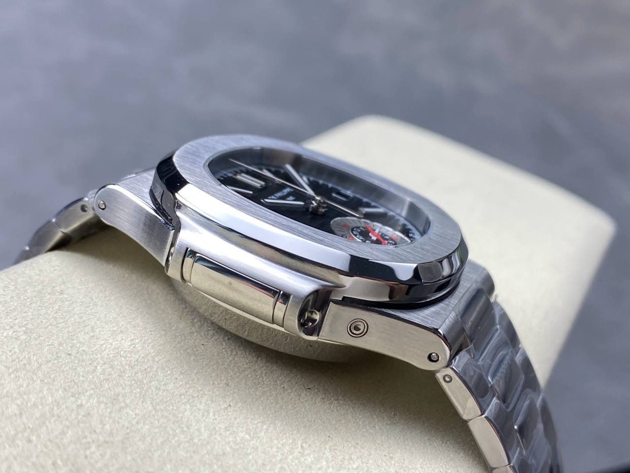 V2版真功能🌐真小秒！3K工厂 百达翡丽鹦鹉螺5980/1A-014多功能计时腕表V2版本，真小秒、真功能！【表壳】腕表尺寸40.5毫米，同正品一致的枕型表壳采用正面拉丝，侧面抛光的两种工艺组合，层次感分明，质感十足。尽显精湛工艺。【表带】采用原装表带一比一量身打造，每节表带的中央抛光部位，都能呈现钻石的形状，尽显高级质感。【机芯】3K厂采用定制版PP.CH28-520机芯，完美还原正品，时分秒，日期，和计时大秒功能。欢迎各位表友品鉴🌐