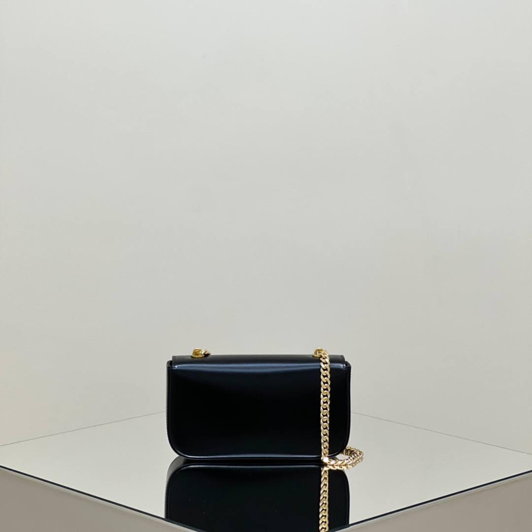 🔥大货实拍图 𝗖𝗘𝗟𝗜𝗡𝗘 ♥ 𝗧𝗥𝗜𝗢𝗠𝗣𝗛𝗘链条腋下包 型号：197993 尺寸：20.5*11.5*4cm