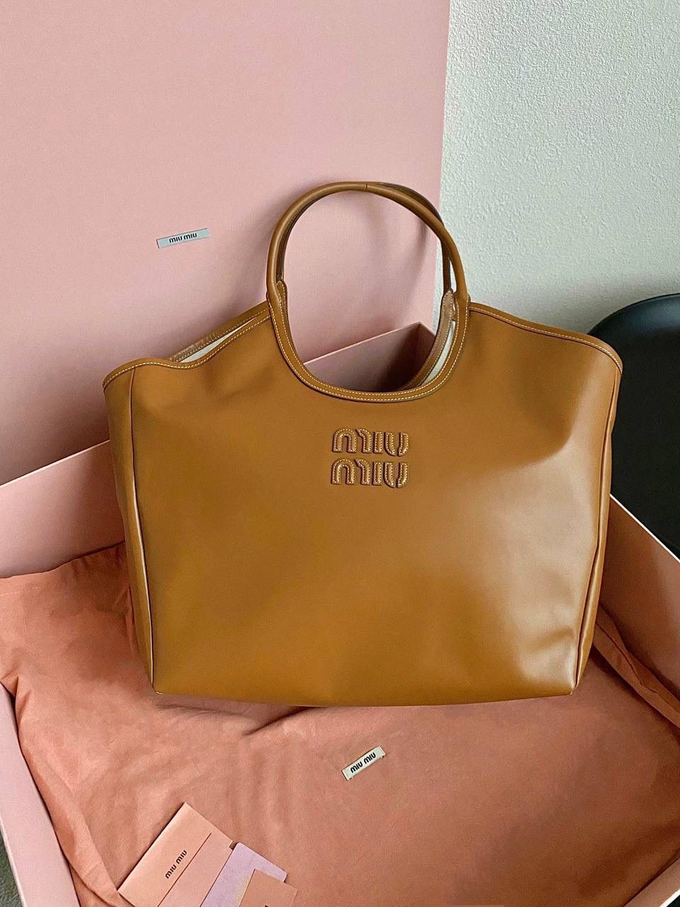 🈶棕色大号 𝗠𝗶𝘂𝗠𝗶𝘂托特！！ 近年miu家真的很会，都是心头爱 慵懒惬意的敞口托特搭配弧形包口 同色系浮雕logo低调又高级 软而不塌的全牛皮质感绝！ 中号大气的包身，男生女生都能驾驭 随时随地的凹造型 小号可以斜挎 小巧可爱，可太适合霓虹妹了 被痕痕拿捏住了🤙🏻 40×39×18cm #F0120m