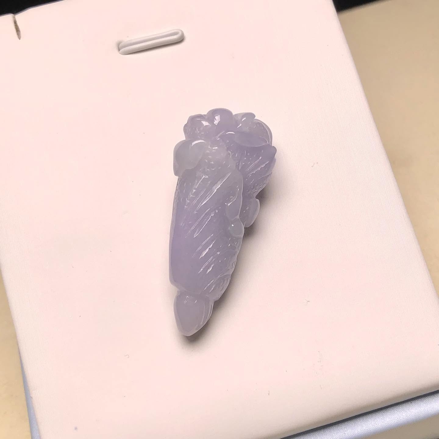 B08799 紫底白菜吊墜
