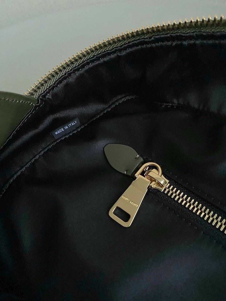 🈶橄榄绿| 肩带款 𝗠𝗶𝘂𝗠𝗶𝘂23秋冬公文包 比经典老款多了一条长肩带 斜挎手拎更加实用，直接翻红啦！！ 看似一样，实际尺寸上有轻微小改 但差异不大，整体也比老款要薄一点 斜挎起来更有轻盈感，不会显得太笨重 近两年miu水涨船高，爆款制造机 出什么火什么，杀疯了已经，都去冲 一整个甜酷少女感路线，赢麻了！！ 23×34×10cm，#F0020m