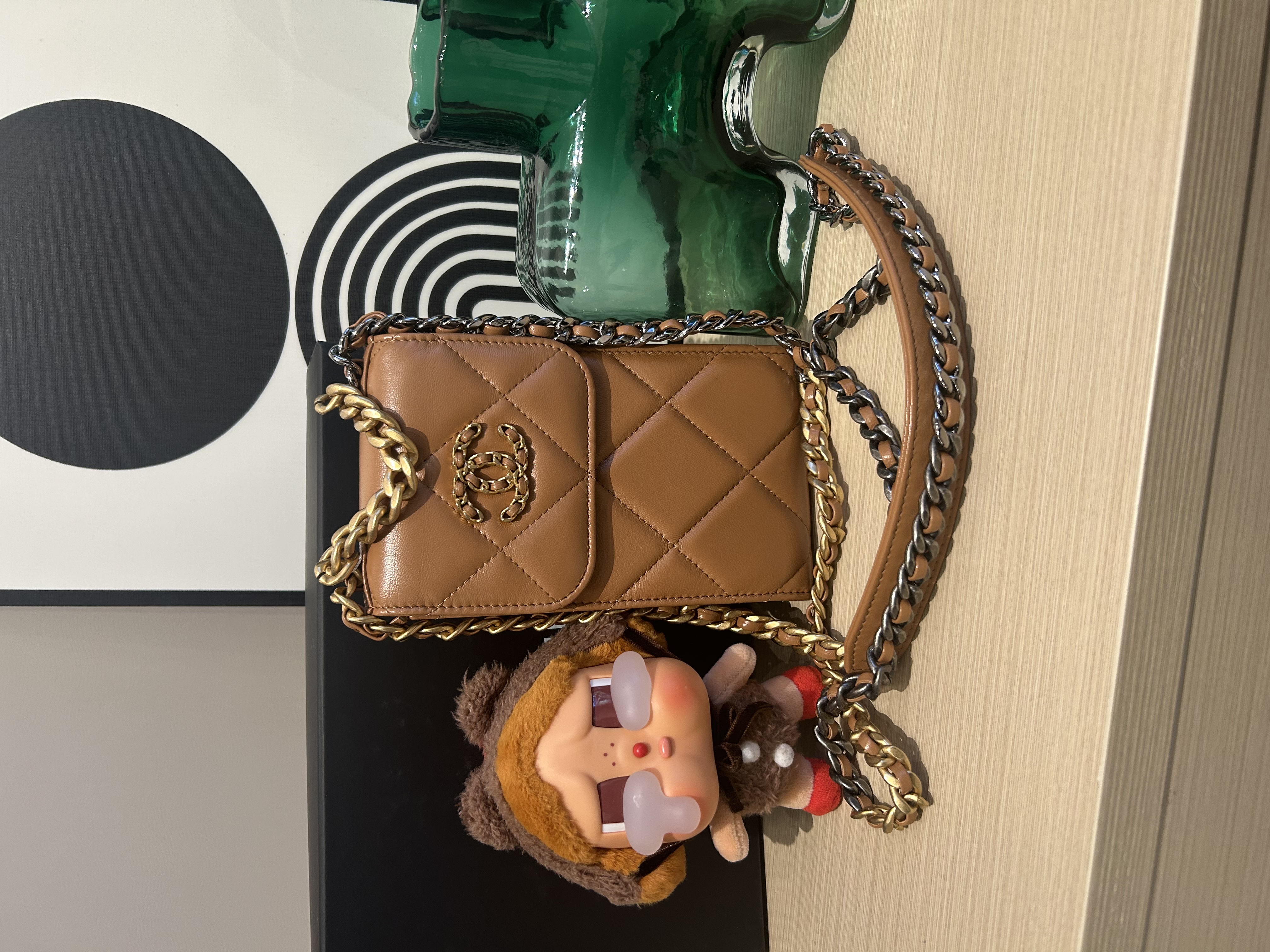 Chanel 19 clutch with chain phone woc 100%Authentic ,98%new ✅專門店收據✅晶片✅dust bag✅box 