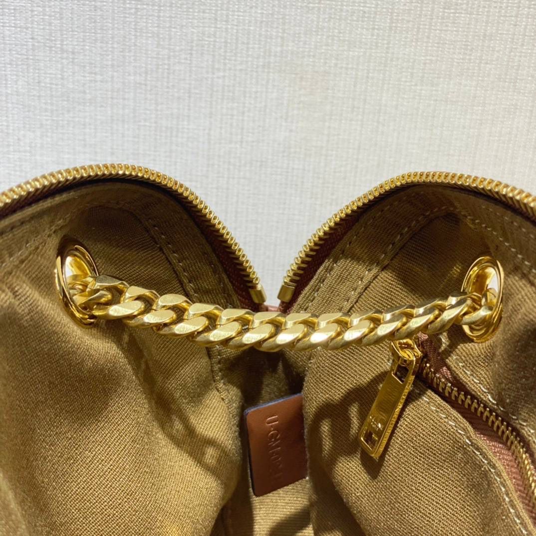 🔥大货实拍图 𝗖𝗘𝗟𝗜𝗡𝗘 ♥ 𝗣𝗔𝗧𝗔𝗣𝗔𝗡𝗦 𝗧𝗥𝗜𝗢𝗠𝗣𝗛𝗘 𝗖𝗔𝗡𝗩𝗔𝗦 Patapans 手袋来自 CELINE 2021春夏系列，以法国圣诞颂歌“Pat-a-pan”命名。规整的矩形包身由 Triomphe 老花帆布制成，马鞍棕色小牛皮点缀细节。双链条肩带从包身穿孔而过，洋溢复古学院派气息。 型号：196252 尺寸：20.5*15*4.5cm