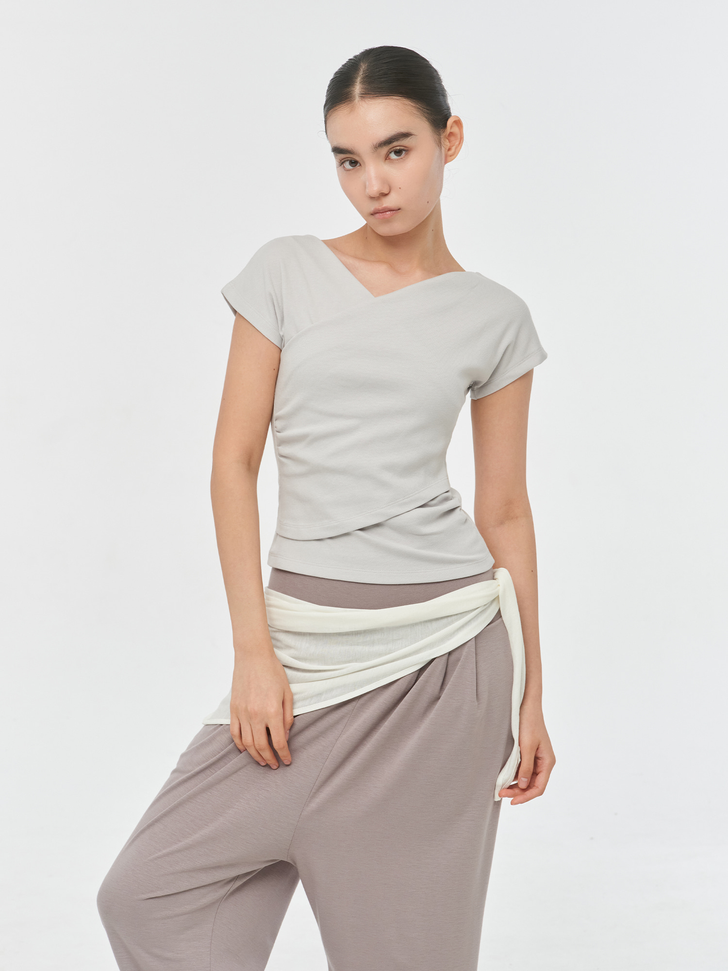 預購_V-neck Ribbed Shirred T-shirt by Conch